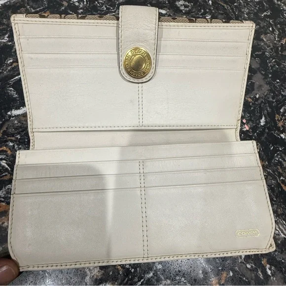 COACH Signature Wallet - Picture 7 of 9